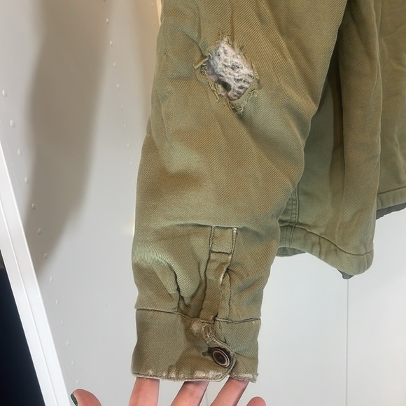 Levi’s Army Green Button Down Jacket Size Large with weathered Sleeves - Picture 4 of 7